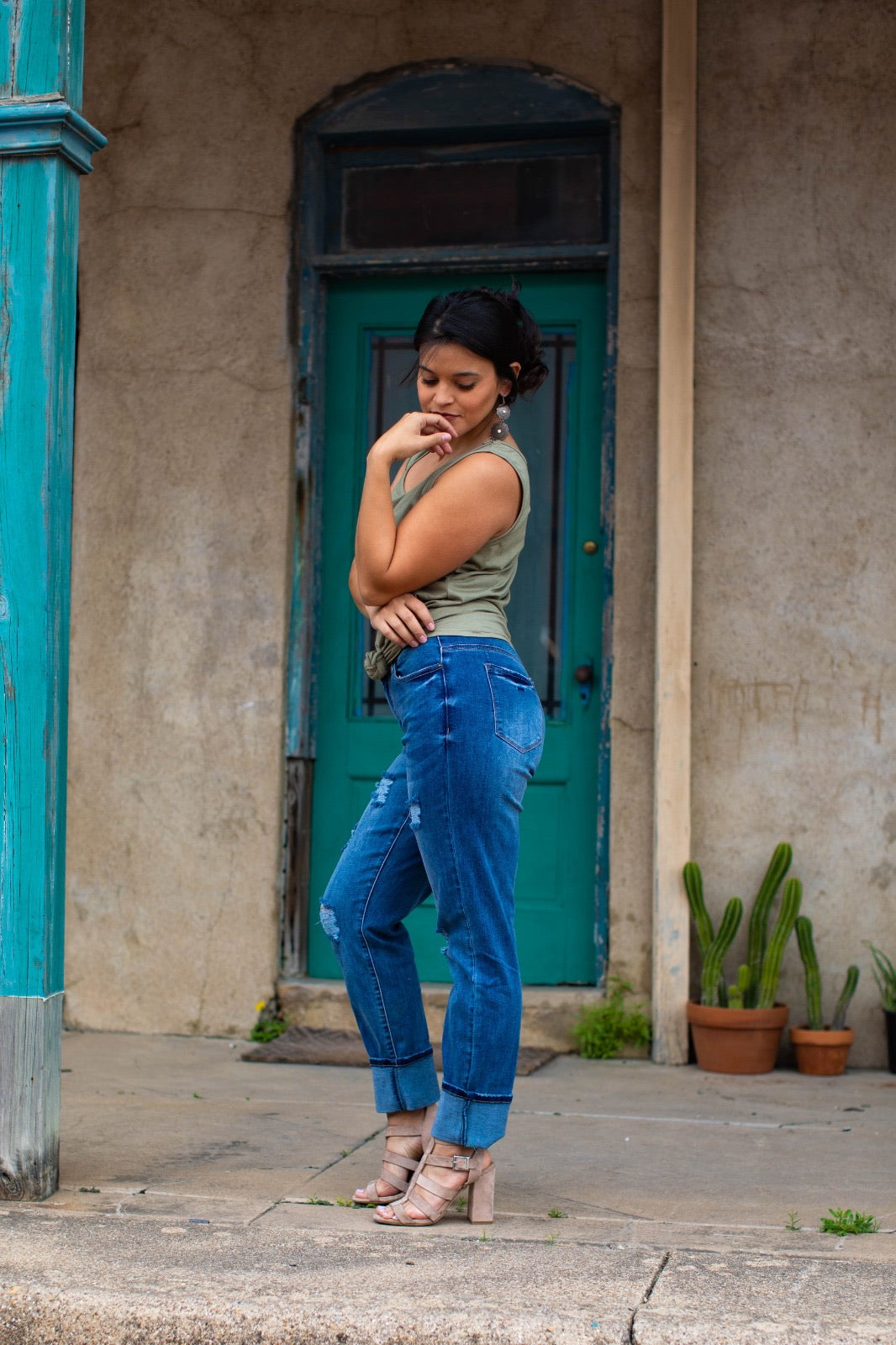 MID WASH DISTRESSED BOYFRIEND JEANS