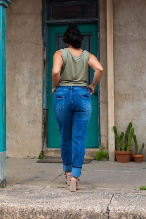 MID WASH DISTRESSED BOYFRIEND JEANS